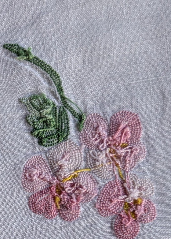 Image 1 of Vintage hand-embroidered set and matching napkin – Two-tone hydrangeas

