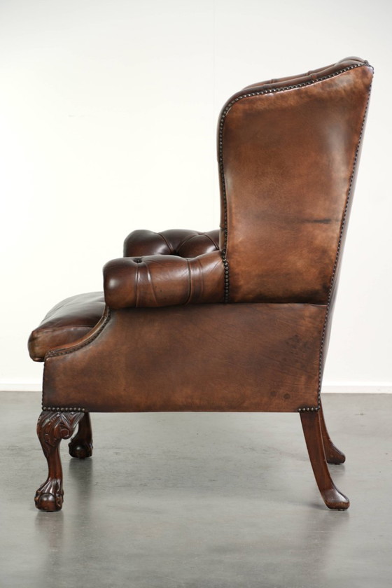 Charaktervoller alter englischer Chesterfield Ohrensessel aus Rindsleder mit schöner Patina und Details (photo 5 of 13)