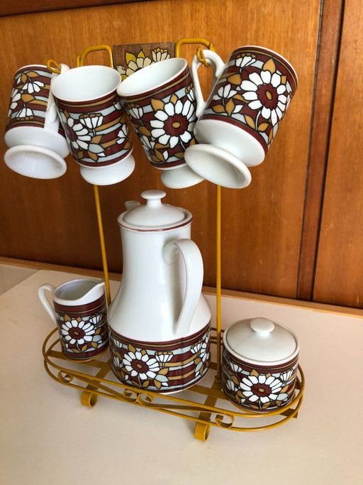 Vintage retro theeservies flower power jaren 60 waarschijnlijk van het merk Enesco aan bijbehorend metalen rek hoogte 32 b 28 d 