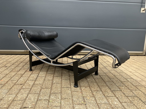 Cassina LC4 Le Corbusier original en Topstaat. Negro/cromo.