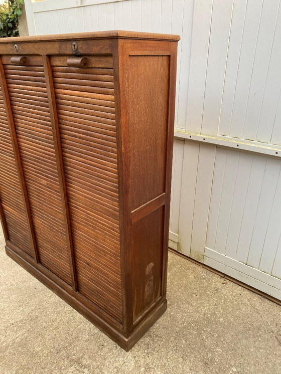 Image 1 of Eikenhouten archiefkast met drie kolommen en gordijn uit de jaren 50