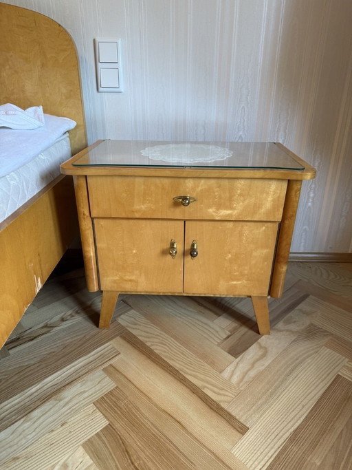 2 vintage nachtkastjes uit het midden van de 20e eeuw, gemaakt van gevlamd esdoornhout, hoogglans, jaren 1950, met glazen blad.