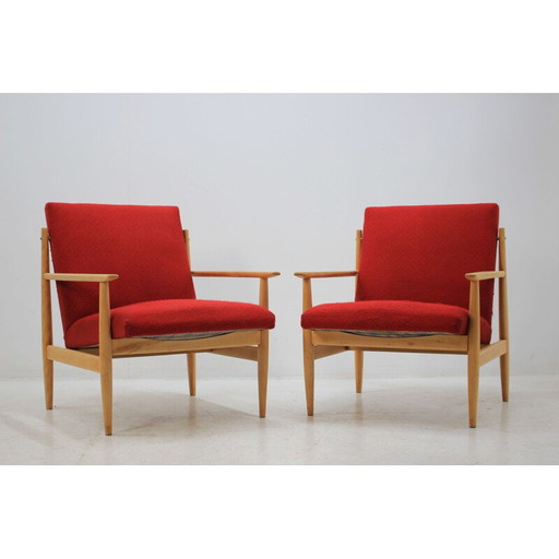 Coppia di poltrone vintage in tessuto rosso e rovere, Repubblica Ceca 1960