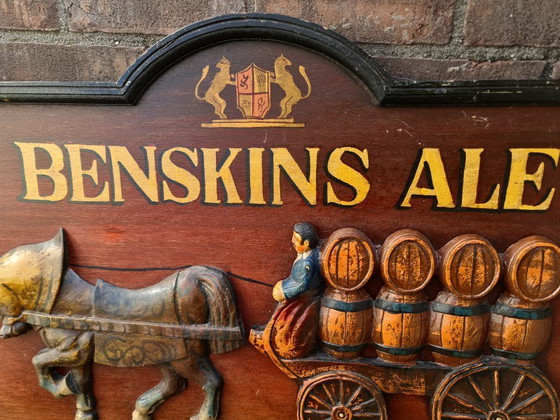 Image 1 of Insegna decorativa vintage in rilievo 3D in legno, realizzata a mano, della birra Benskins Ale.