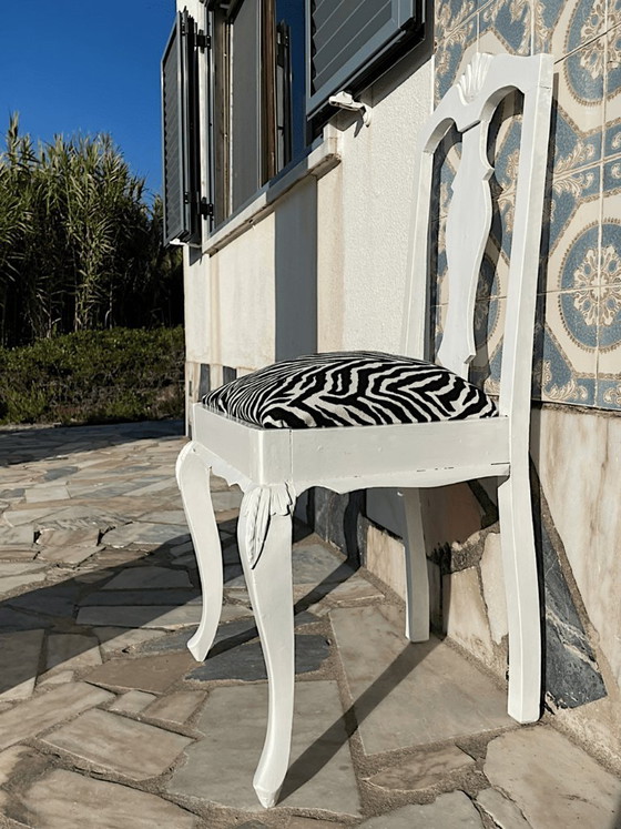 Chaise de salle à manger portugaise baroque ancienne en bois et tissu zébré, revisitée au style contemporain. (photo 9 of 19)
