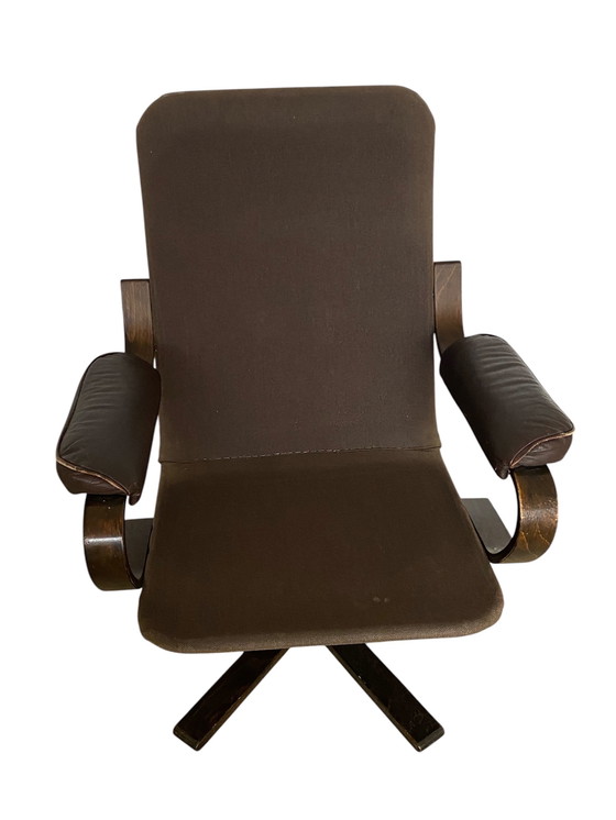 Image 1 of Sillón giratorio y mecedor escandinavo de madera curvada y cuero