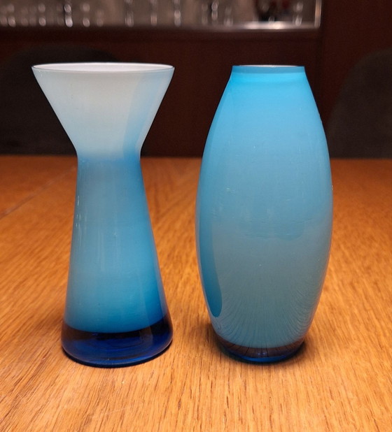Duo blauer mundgeblasener Miniaturvasen, Glas (Foto 2 von 6)