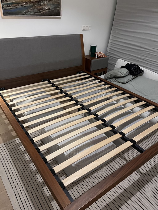 Struttura del letto e comodini coordinati