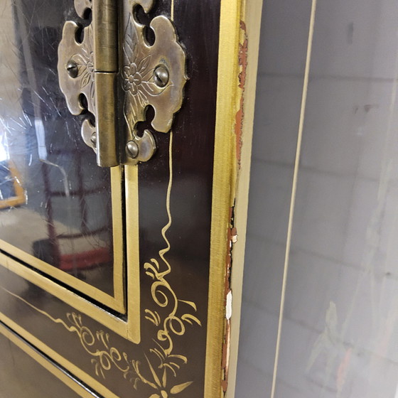 Image 1 of Mobiletto cinese vintage laccato rosso/oro con fiori e uccelli / mobiletto bohémien / mobiletto orientale