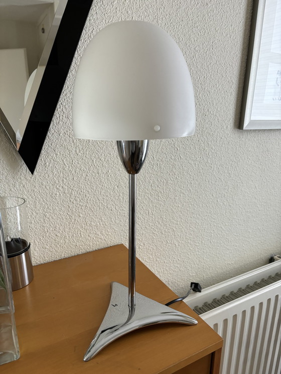 Image 1 of Lampe à poser en verre dépoli avec base chromée