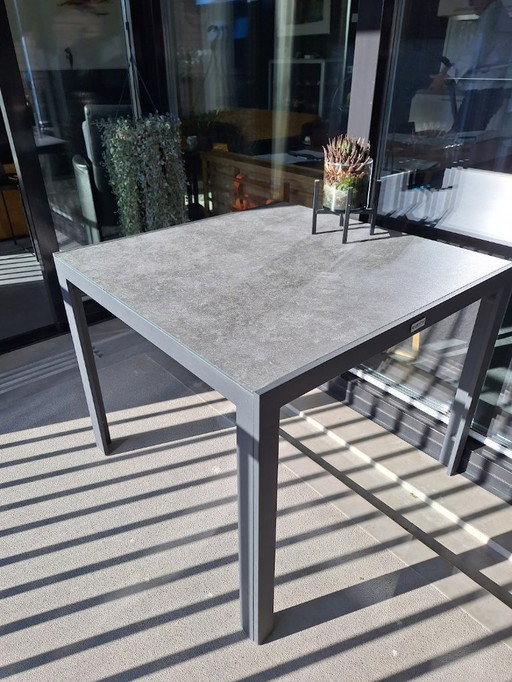 Hermosa mesa de jardín estilo de vida