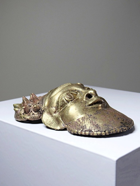 Image 1 of Pequeña máscara Oba de bronce dorado procedente de Bamoun, Camerún, África antigua