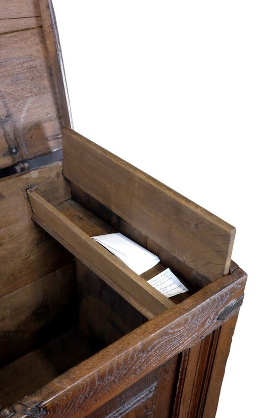 Image 1 of 18de eeuwse Hollandse eikenhouten kist. 