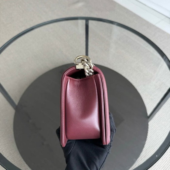 Image 1 of Chanel Boy Medium - 25 cm, cuir d'agneau matelassé bordeaux, finitions dorées, Série 22