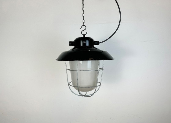 Image 1 of Industriële zwarte geëmailleerde fabriekshanglamp, jaren 60