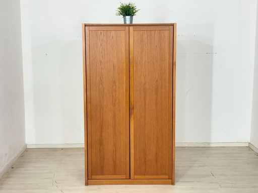 Hoogtepunt van Deens design: Tijdloze teakhouten kledingkast