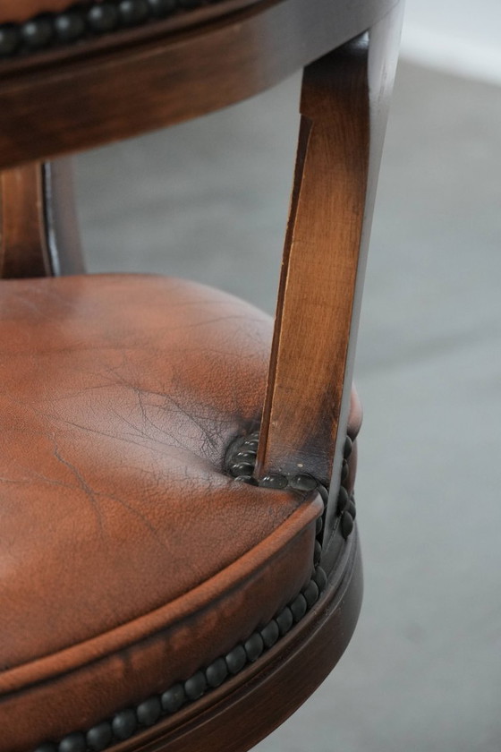 Image 1 of Chesterfield-Bürostuhl im englischen Stil aus Leder und Holz