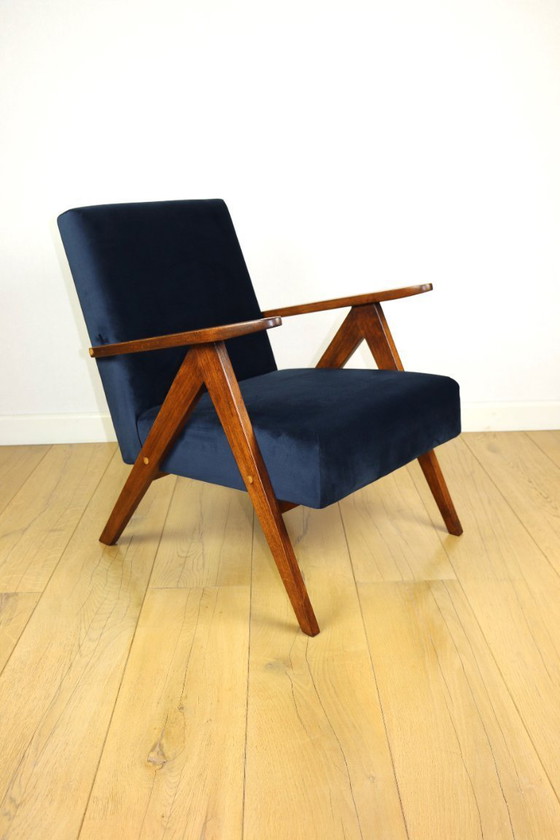 Image 1 of Fauteuil classique Var B-310, velours bleu marine vintage années 1960, bois foncé - 2 exemplaires disponibles
