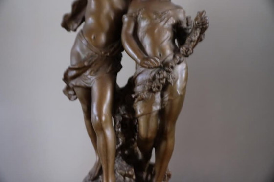 Una estatua dorada/cobriza de un niño y una niña jóvenes enamorados. – Esculturas, Metal (photo 3 of 19)