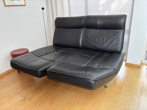 Se vende sofá De Sede DS-450/02 de 2 plazas, tapizado en cuero negro, modelo 2811, con base cromada. (photo 3 of 5)