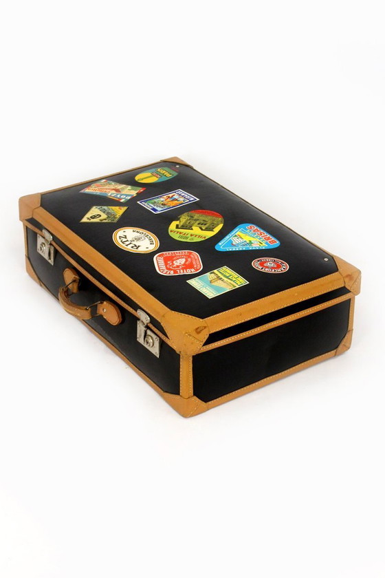 Image 1 of Valise en cuir vintage avec ses étiquettes d'origine, années 1950