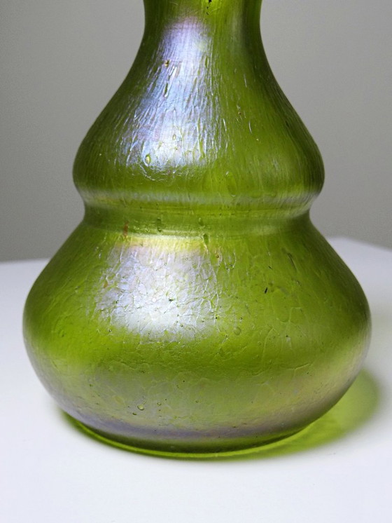 Image 1 of Piccolo vaso Art Nouveau in vetro soffiato verde iridescente, antico 1900-1915