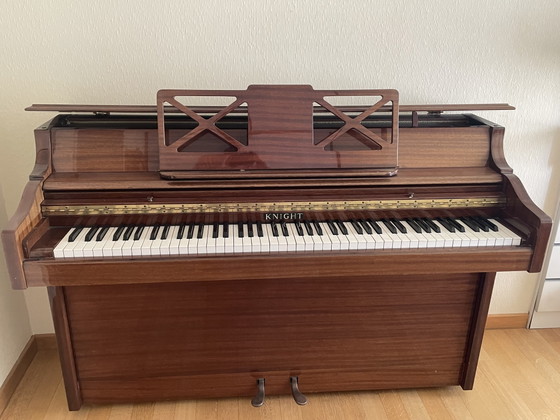 Wunderschönes Knight Piano K15 in poliertem Nussbaum – Zeitlose Klasse & Voller Klang – Wandschrank, Wood (photo 8 of 12)