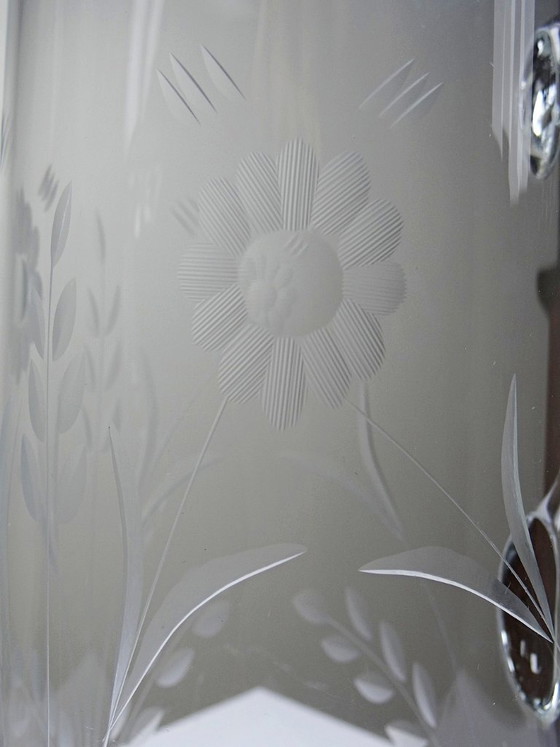 Image 1 of Jarra antigua de cristal soplado con decoración floral grabada, Europa, 1920-1930.