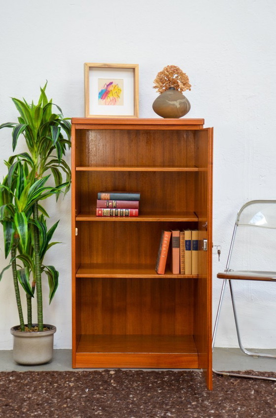 Image 1 of Mobile alto vintage in teak, con serratura, credenza, metà del secolo scorso, anni '70.