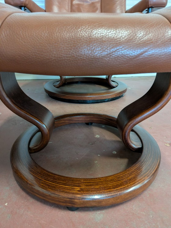 Stressless Wing(L) Classic verstellbarer Relaxsessel mit Fußhocker (2), Holz, Leder, Braun, Anders (Foto 14 von 15)
