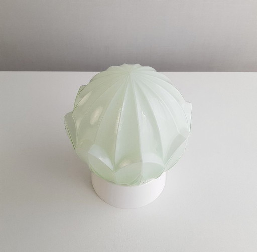 1 van 2 mintgroene glazen plafondlampen van Thabur in Den Haag, medium variant, art deco lamp glazen bol; NOG 2 BESCHIKBAAR