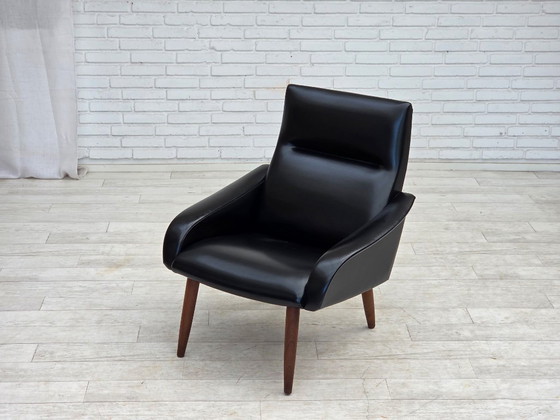 Image 1 of Deense fauteuil uit de jaren 70, zwart kunstleer, poten van teakhout.