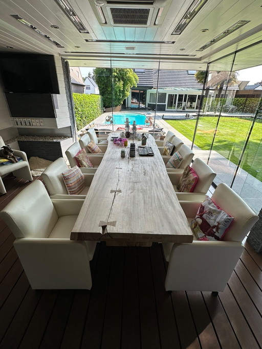 Bamboe tafel met 12 lederen stoelen