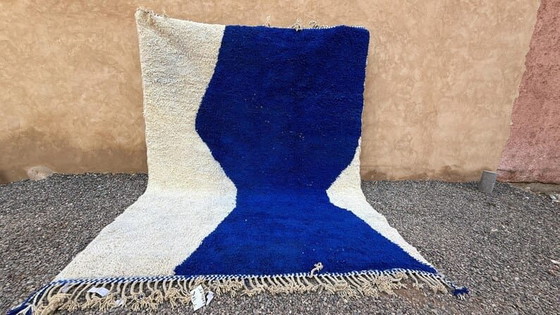 Alfombra tradicional marroquí hecha a mano, azul y blanca, tamaño 250/350 cm. – Ahrend, Wool (photo 2 of 10)