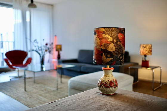 Image 1 of Lámpara de mesa inalámbrica Fat Lava con pantalla de koi japonés, ideal para balcones.