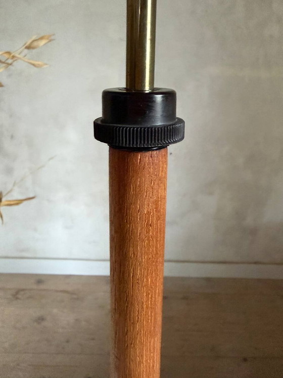 Skandinavische Dreibein-Leselampe aus Teakholz und Messing. – Stehleuchten, Brass, Scandinavian (photo 4 of 10)