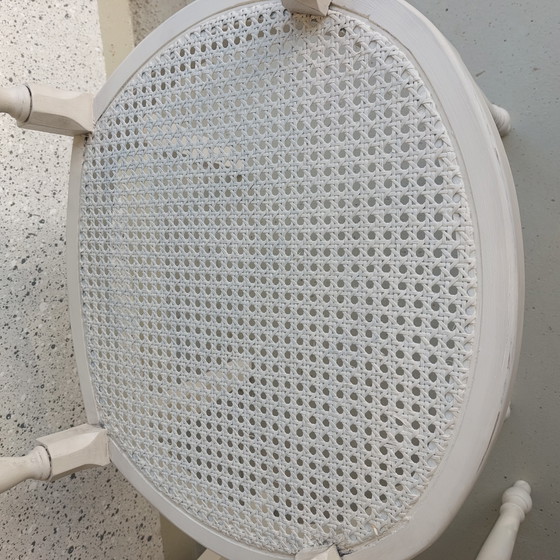 Image 1 of Zwei kleine Stühle mit Kissen.