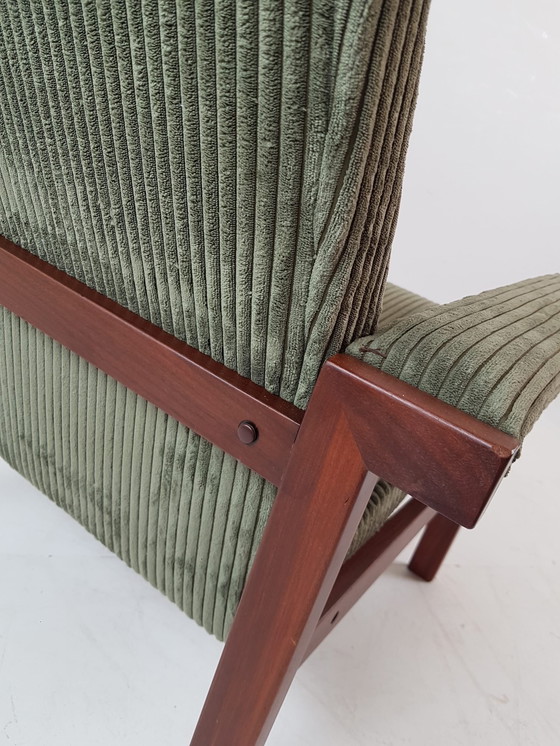 Image 1 of Fauteuil vintage danois tissu côtelé vert nouvellement tapissé