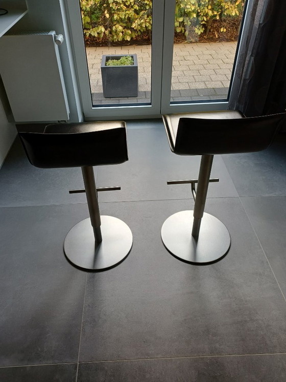 Image 1 of Taburete delgado de 2 barras