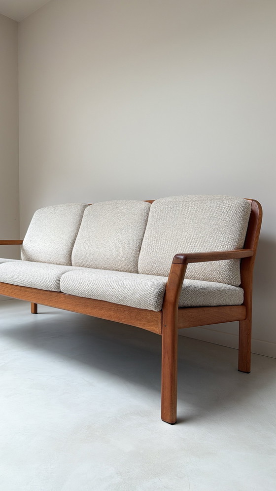 Image 1 of Canapé Dyrlund vintage en bois avec coussins beiges