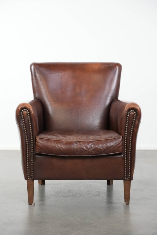 Fauteuil vintage élégant et plein de caractère, en peau de mouton