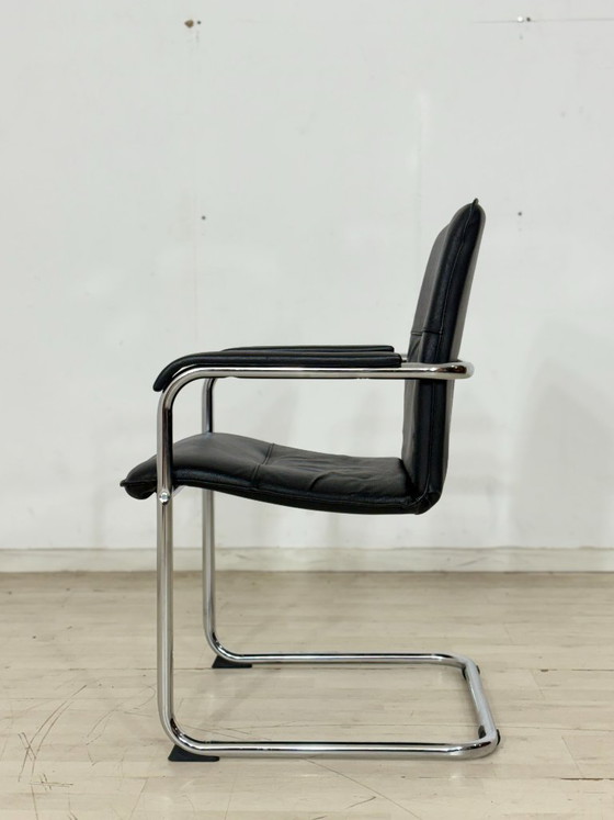 Image 1 of Elegante designfauteuil met cantilever-constructie in zwart leer.