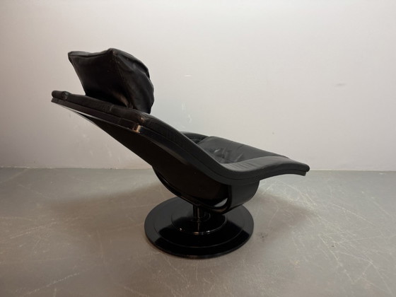 Image 1 of Skandinavisches Mid-Century-Design: Lounge-Sessel „Move“ aus schwarzem Leder mit passendem Hocker.