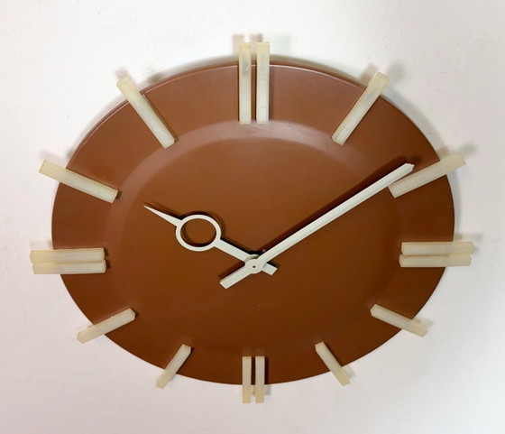 Image 1 of Reloj de pared industrial marrón de oficina de Pragotron, década de 1970