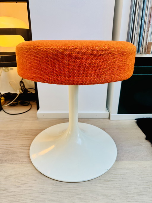 Mid-Century Modern Metall Tulip Hocker - Vintage 1960s Bank - Eero Saarinen Knoll Era - Space Age Orange Sitz