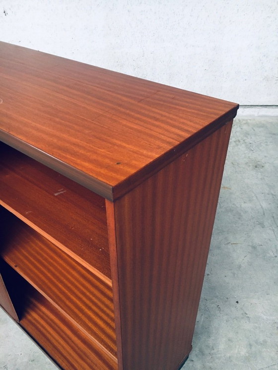 Image 1 of Archivador con puertas correderas de diseño moderno de mediados de siglo, Bélgica, años 60