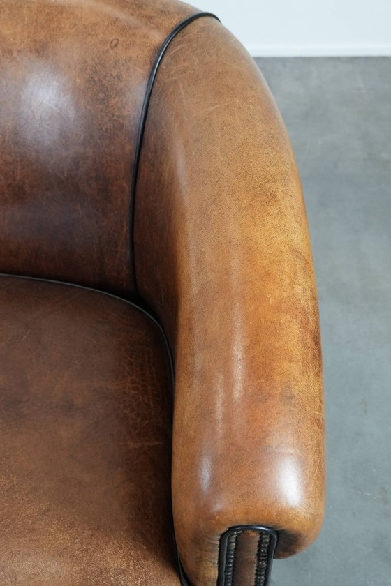 Image 1 of Canapé club 2,5 places confortable en peau de mouton vintage