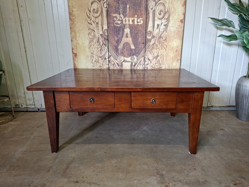 Klassieke teakhouten salontafel lichte gebruikssporen afm.120x79cm en 51cm hoog.