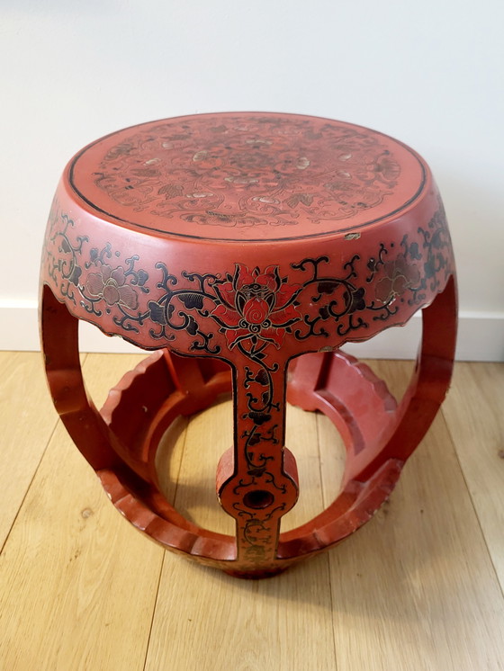 Image 1 of Chinees Houten Krukje of Bijzettafeltje, Laqué Rode Kleur, Versierd Floraal Decor