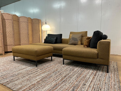 ZGAN Design bietet das Aikon Lounge Ecksofa + Hocker auf Lager an.